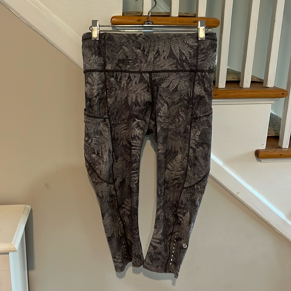 Lululemon cropped athletic pants with side pockets